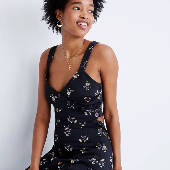 Button-Wrap Crop Tank in Marseille Daisies - Picture 5 of 9